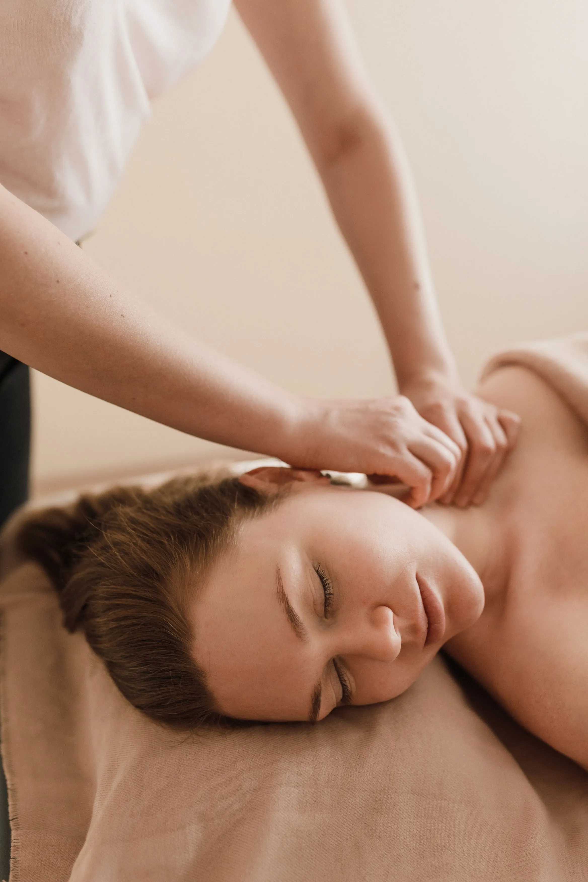 Un massage du dos en cabine, dans une lumière chaude et tamisée