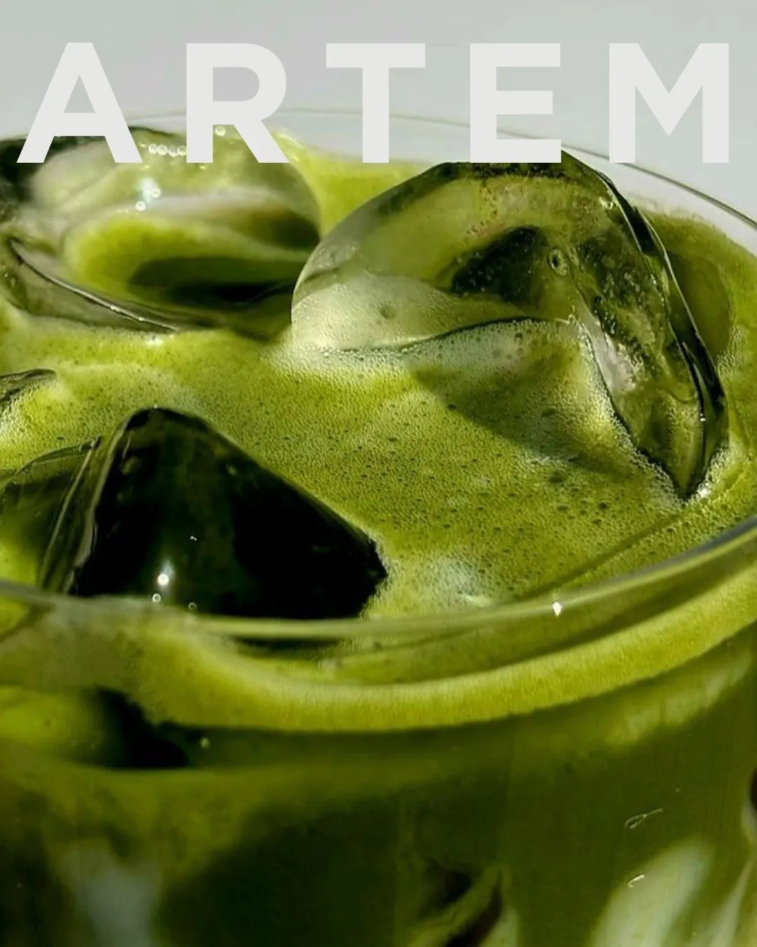Un matcha latte glacé en gros plan, surmonté du mot ARTEM